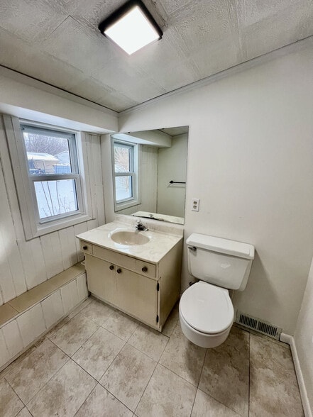 Master Half Bath - 1201 Hollyview Dr
