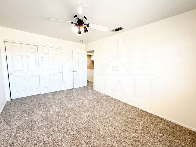 Building Photo - 1425 E Chicago Cir