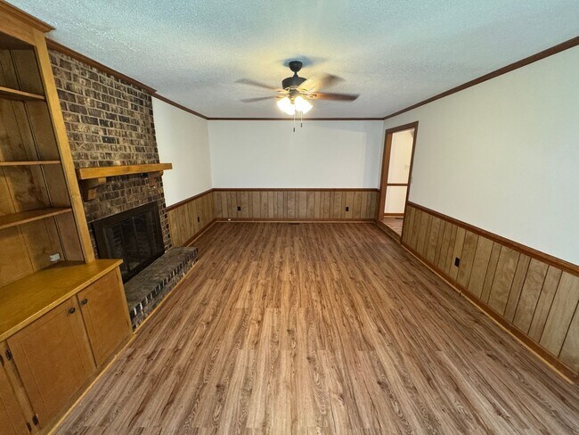 Building Photo - Spacious Rooms, Deck and Detached Garage /...