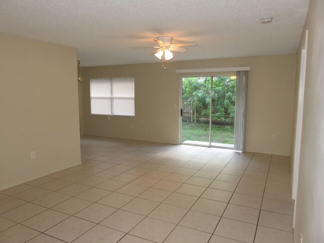 Building Photo - Centrally located 2/2