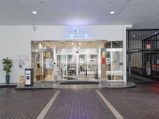 Building Photo - 1200 Brickell Bay Dr