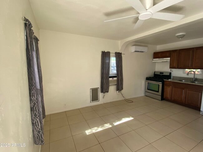 Building Photo - 3810 N 9th Pl