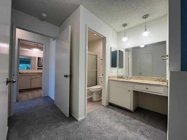 Building Photo - LOCATION! Move-in ready 2+2 w/parking, pool + balcony!