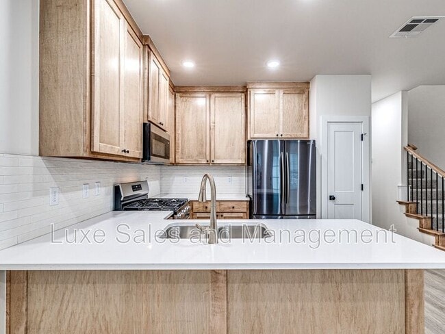 Building Photo - 614 W 2nd St