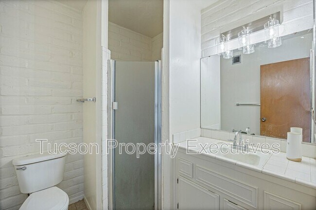 Building Photo - 3534 N Palmer Dr