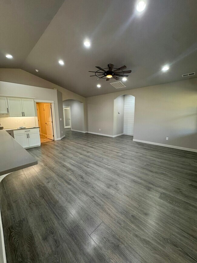 Building Photo - 10496 W Daylily Ct