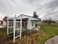 Building Photo - Studio House in Post Falls!