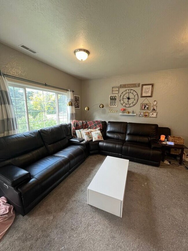 Building Photo - Saratoga Townhome