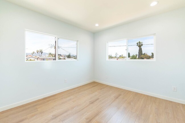 Building Photo - 756 N Ridgewood Pl