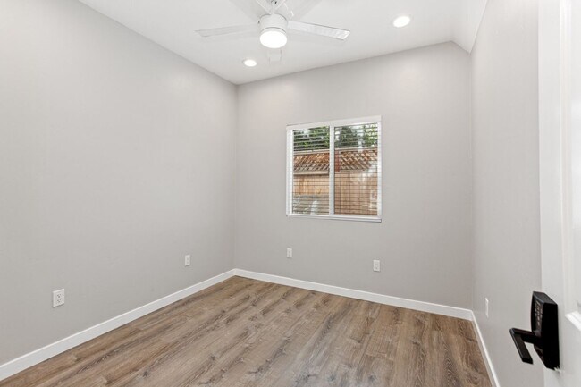 Building Photo - Private balcony + private patio!