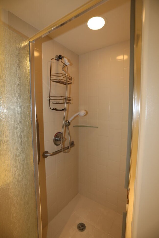 Building Photo - Hawaiki Tower - 2 bedroom, 2 bath with 2 c...