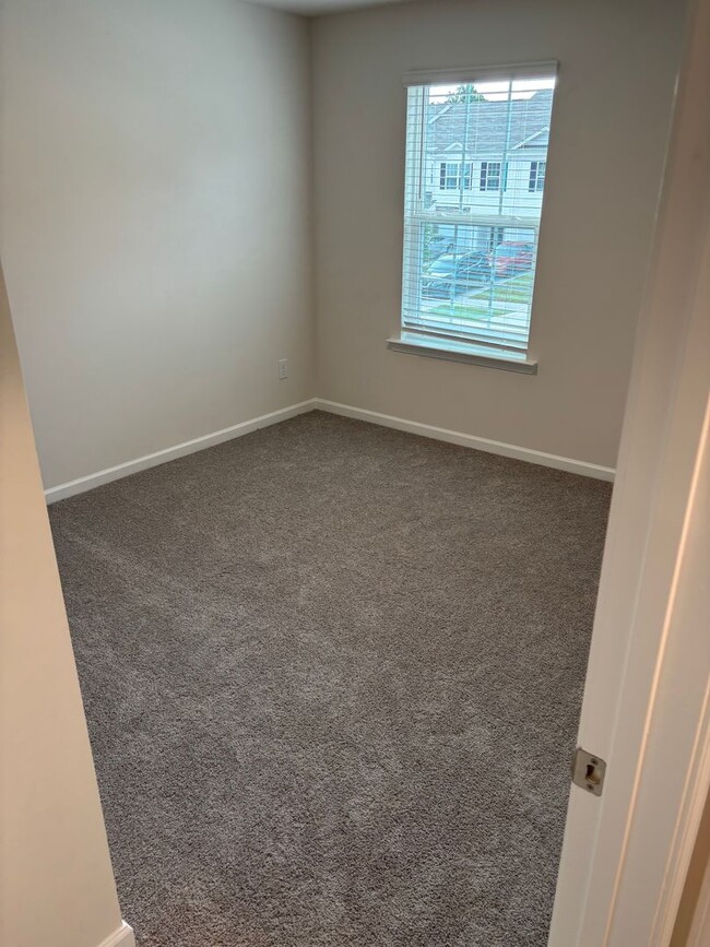 Building Photo - Brand New End-Unit Townhome in Charlotte!