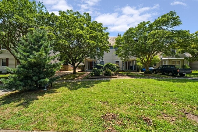 Building Photo - 305 Palen Ave