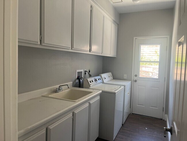 Building Photo - 4 Bedroom/2.5 Bath Home with Pool in Chino...