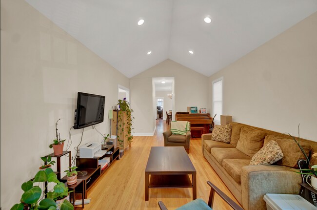 Building Photo - 823 Hamlin St