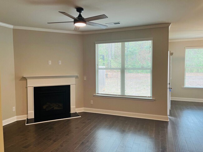 Building Photo - ***MOVE IN SPECIAL - $500 OFF 1ST MONTHS RENT WITH A MOVE IN DATE ON OR BEFORE 6/12.*** Wow! 4 be...