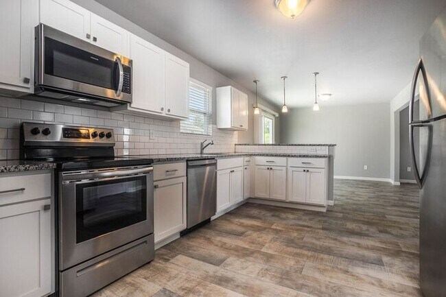 Building Photo - 5643 Claremount St