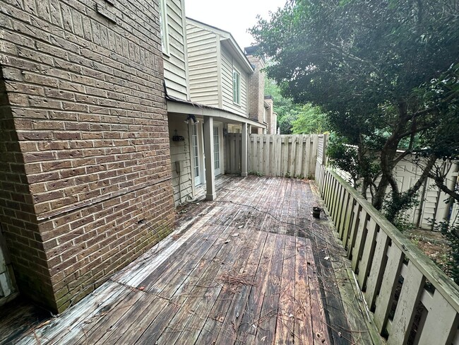 Building Photo - Spacious 4 Bedroom, 3.5 Bathroom Townhome ...