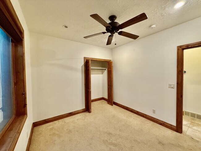 Building Photo - 6819 S Greenfield Way