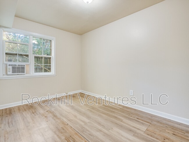 Building Photo - 6 Ronnie Ave