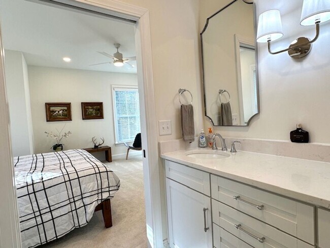 Building Photo - LUXURY TOWNHOME IN FOREST ACRES