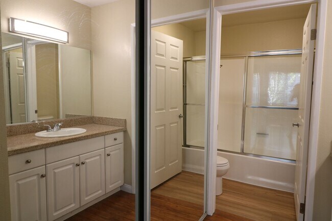 Building Photo - 1/Bedroom Condominium in Woodland Hills!