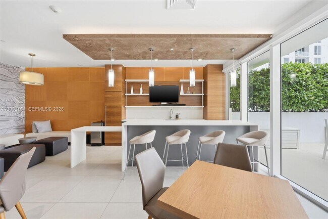 Building Photo - 600 NE 27th St