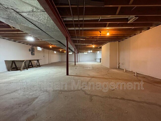 Building Photo - 40250 Pinetree Dr