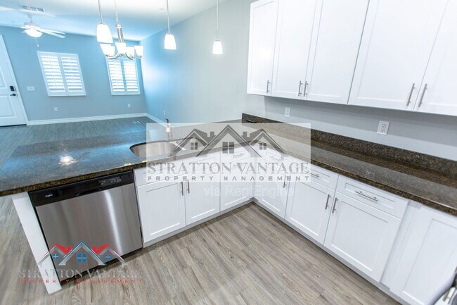 Building Photo - 2821 S Skyline Dr