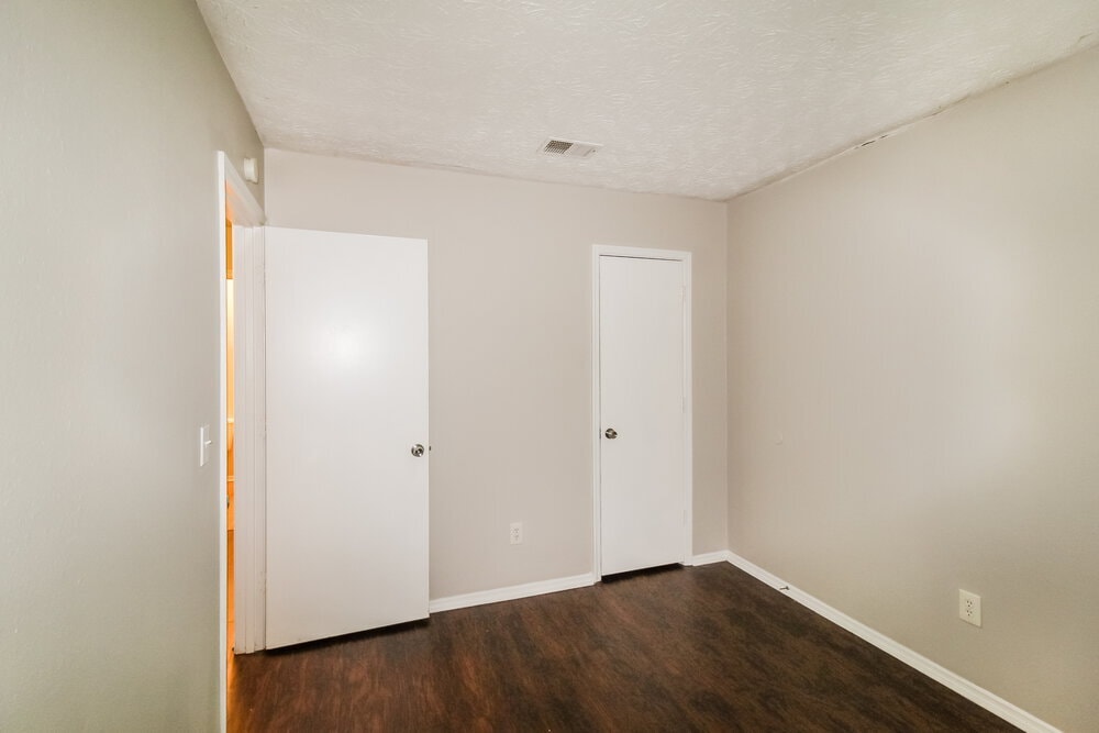 Building Photo - 1985 Glenwood Downs Dr