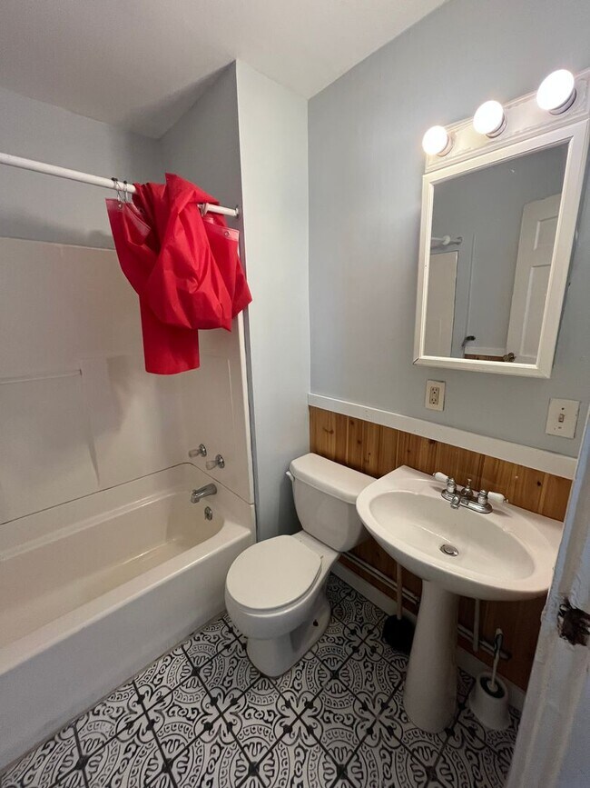 Building Photo - 816 Main St