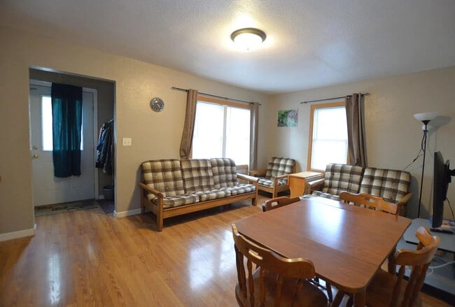 Building Photo - Beautiful 4 bedroom home