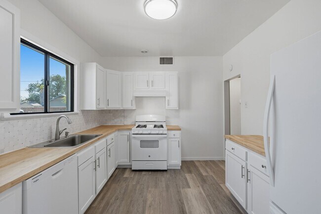 Building Photo - 420 E Speedway Blvd