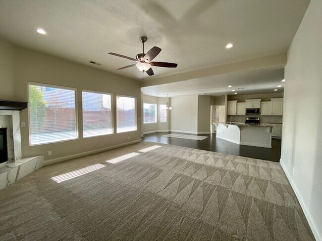 Building Photo - SPACIOUS HOME FOR RENT!