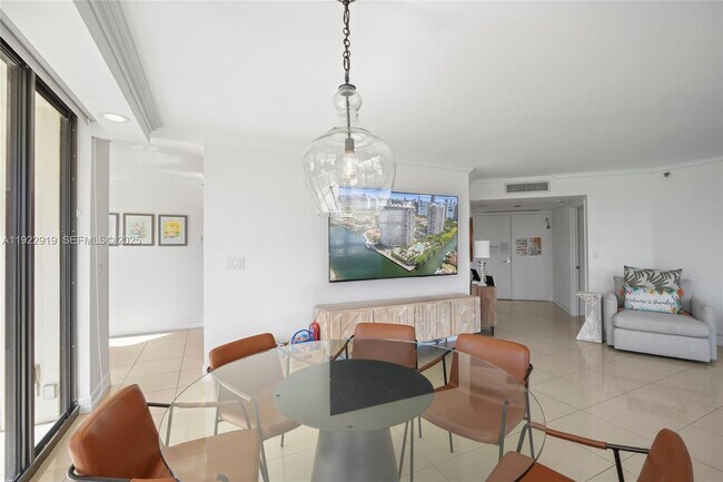 Building Photo - 1000 W Island Blvd