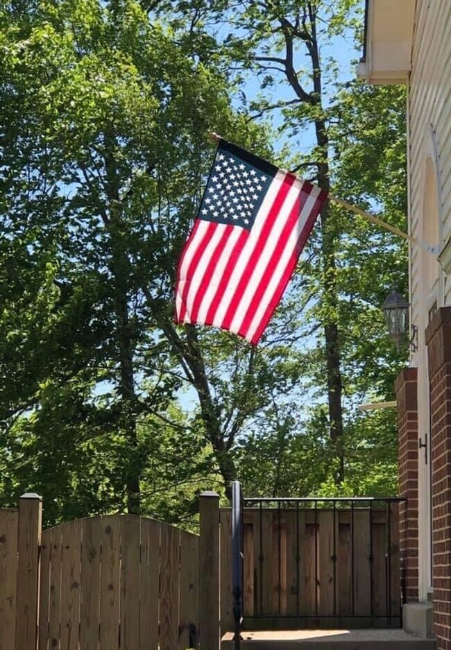 Building Photo - Heart's Desire End Unit Townhome 2700+ SqFt - Lowes Island