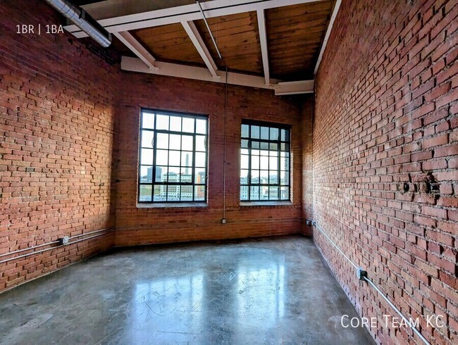 Building Photo - One bedroom loft on top floor! Great views