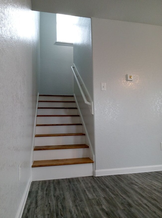 Building Photo - Beautiful and Spacious 4bedroom/2bath Home