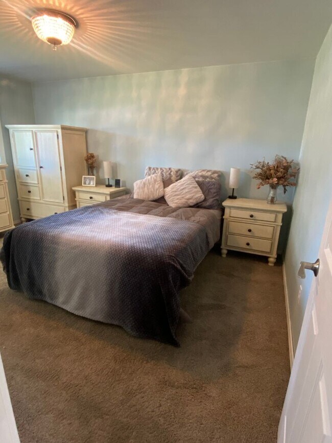 Building Photo - Beautifully Maintained 3 Bedroom 2 Bath Home with Garage and Fenced Yard! Pets Welcome!