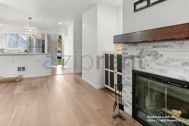 Building Photo - 402 4th Ave.