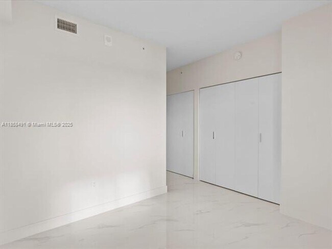 Building Photo - 700 NE 24th St