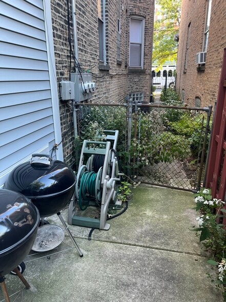 Building Photo - 1924 W Wilson Ave