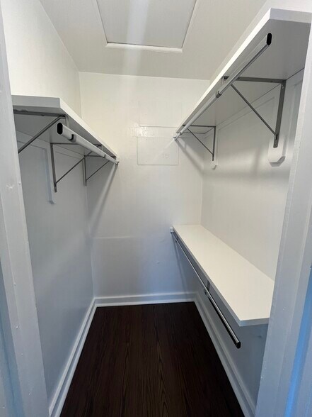 Building Photo - 1312 E 29th St Apt A Upstairs