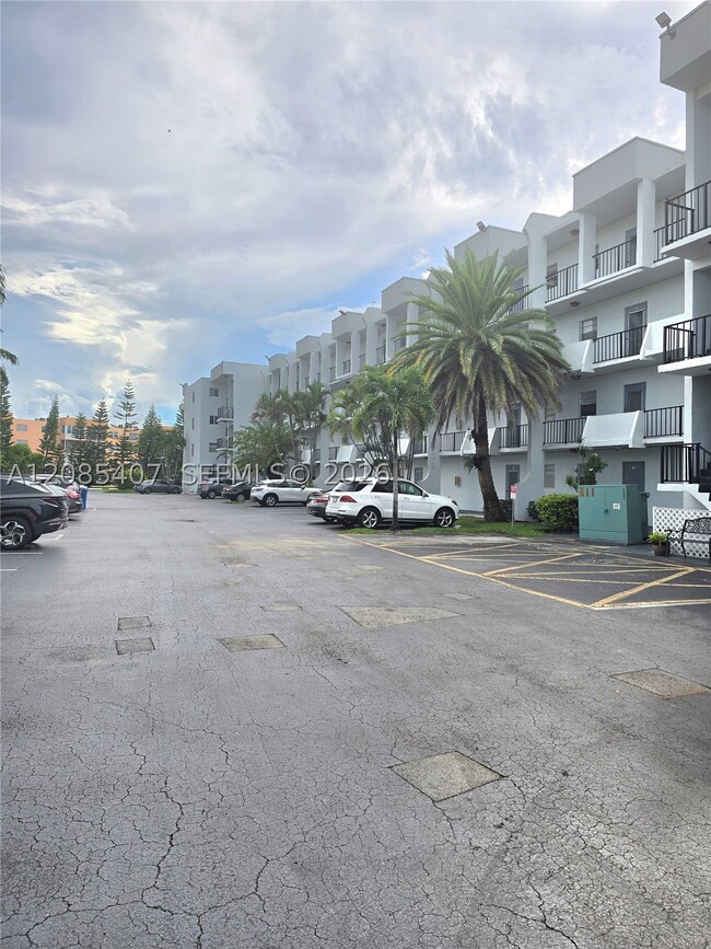 Building Photo - 108 Sunrise Lakes Blvd