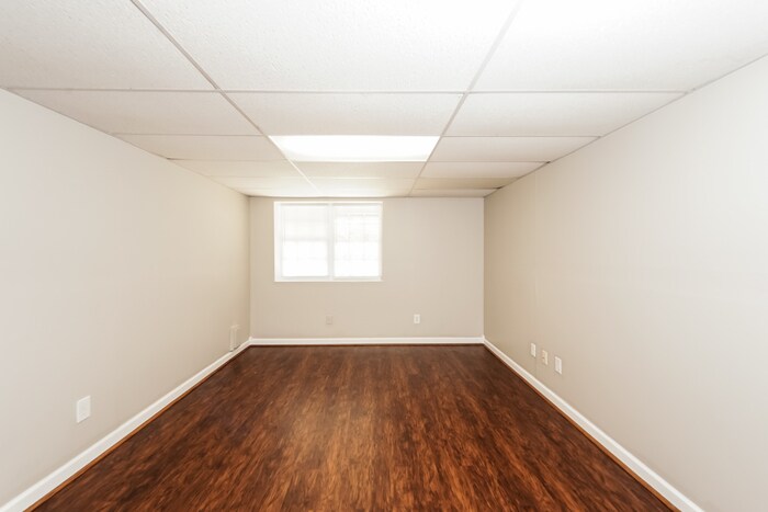 Building Photo - 694 S Hillcrest Rd