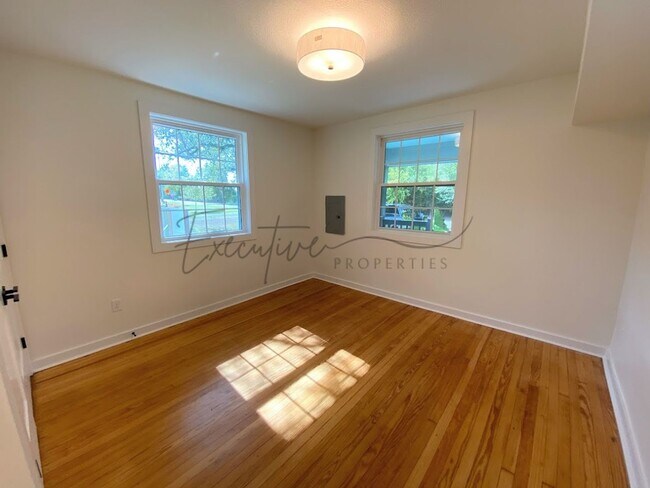 Building Photo - Spacious 4-Bedroom with Custom Finishes in...