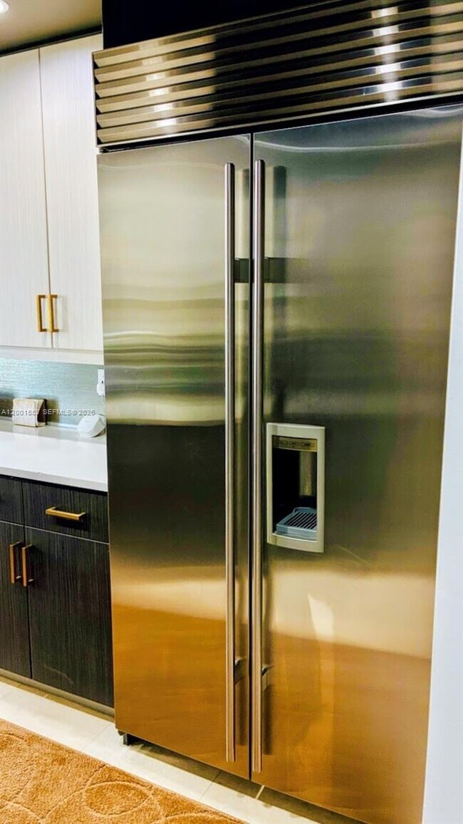 Building Photo - 848 Brickell Key Dr