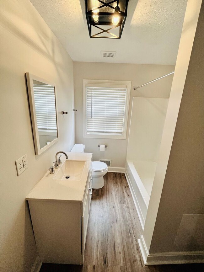 Building Photo - Three Bedroom Modern Farmhouse in Southern...