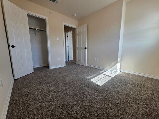 Building Photo - Town home for rent