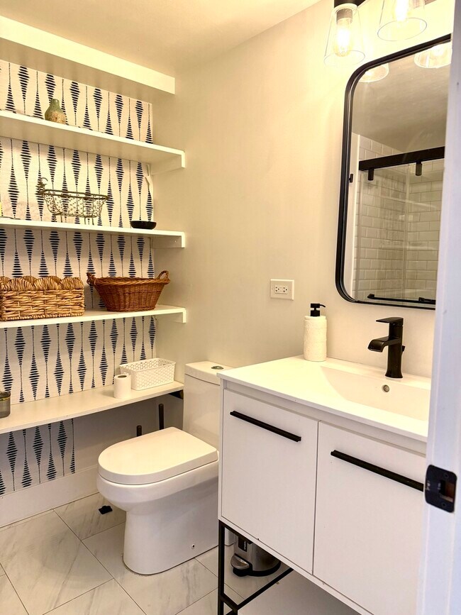 Building Photo - 850 N Dewitt Pl